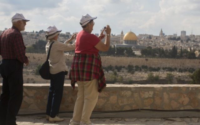 Des touristes à Jérusalem (Crédit : Yonatan Sindel/Flash 90)