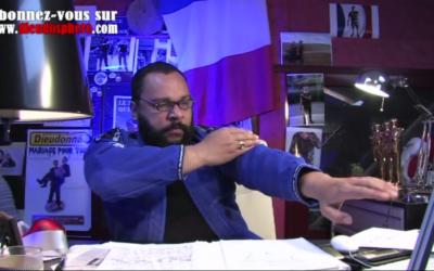 Dieudonné en train de faire une quenelle (Crédit : capture d'écran YouTube) Dieudonné en train de faire une quenelle (Crédit : capture d'écran YouTube)
