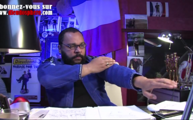 Dieudonné en train de faire une quenelle (Crédit : capture d'écran YouTube)