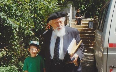 Ezriel et le Professeur Reuven Feuerstein (Crédit : Domaine public Wikimedia commons)