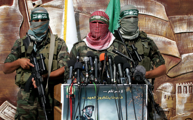 Des membres de la branche armée du Hamas, les brigades Ezzedine al-Qassam, célèbrent le premier anniversaire de l'accord Shalit, en 2012. (Crédit : Rahim Khatib/Flash90) Des membres de la branche armée du Hamas, les brigades Ezzedine al-Qassam, célèbrent le premier anniversaire de l'accord Shalit, en 2012. (Crédit : Rahim Khatib/Flash90)