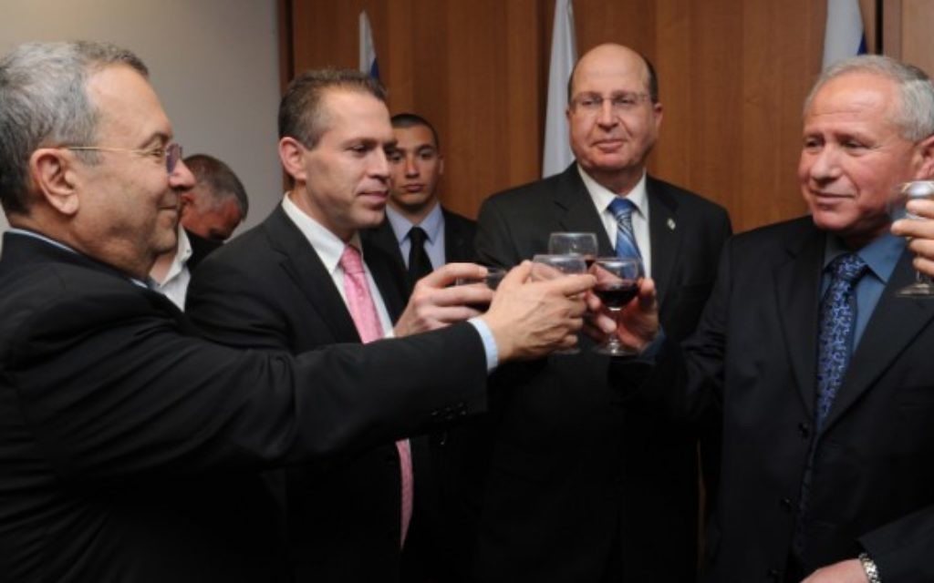 De gauche à droite - Ehud Barak, Gilad Erdan, (cravate rose), Moshe Yaalon et Avi Dichter (Crédit : ministère de la Défense/Flash 90) De gauche à droite - Ehud Barak, Gilad Erdan, (cravate rose), Moshe Yaalon et Avi Dichter (Crédit : ministère de la Défense/Flash 90)