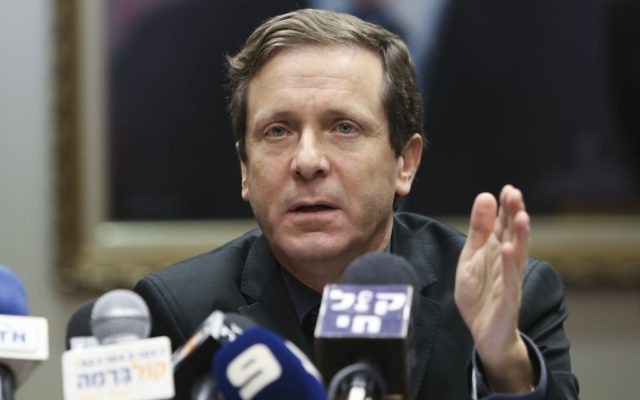 Le chef du parti travailliste Isaac Herzog (Crédit : Yonatan Sindel/Flash90)