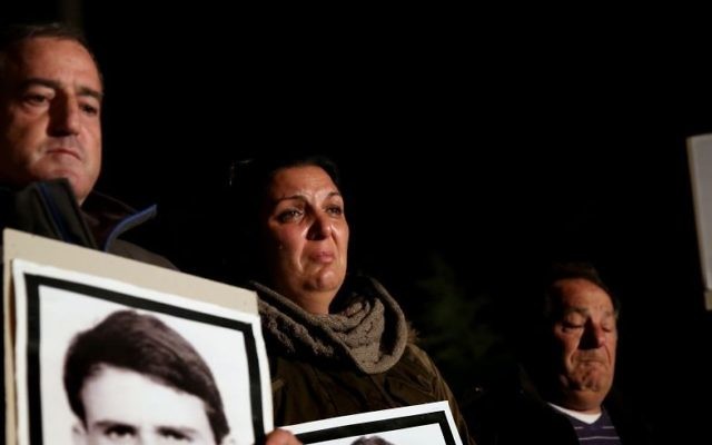 Des Israéliens, dont des membres de familles des victimes du terrorisme palestinien, portent des affiches et des photos de victimes, lors d'une manifestation contre la libération de prisonniers, devant la résidence du Premier ministre (Crédit : (photo credit: Hadas Parushl/Flash90) Des Israéliens, dont des membres de familles des victimes du terrorisme palestinien, portent des affiches et des photos de victimes, lors d'une manifestation contre la libération de prisonniers, devant la résidence du Premier ministre (Crédit : (photo credit: Hadas Parushl/Flash90)