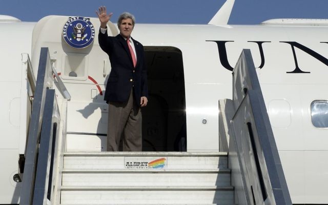 Le secrétaire d'État salue avant d'embarquer son avion à l'aéroport international Ben Gurion, le 6 janvier 2014 (Crédit : Matty Stern/Ambassade des États-Unis à Tel Aviv/Flash 90)