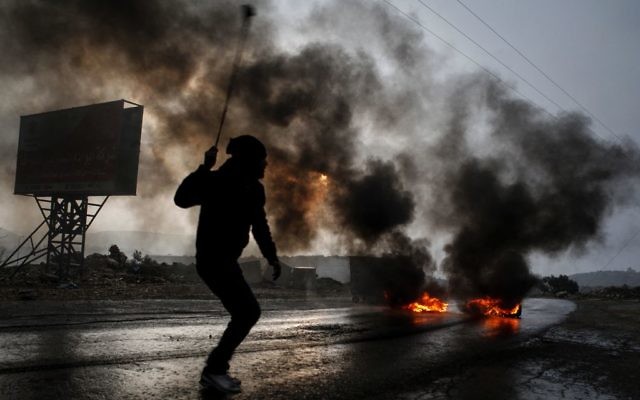 Image illustrant un Palestinien jetant des pierres vers les autorités israéliennes (Crédit : Issam Rimawi/Flash90) Image illustrant un Palestinien jetant des pierres vers les autorités israéliennes (Crédit : Issam Rimawi/Flash90)