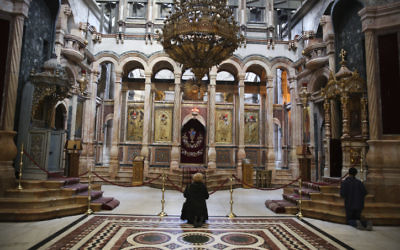 Une chrétienne prie à l'Église du Saint Sépulcre dans la Vieille Ville de Jérusalem, le 14 janvier 2014 (Crédit : Nati Shohat/Flash 90) Une chrétienne prie à l'Église du Saint Sépulcre dans la Vieille Ville de Jérusalem, le 14 janvier 2014 (Crédit : Nati Shohat/Flash 90)