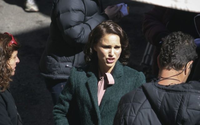 Natalie Portman sur le tournage d' "Une Histoire d'amour et de ténèbres" dans le quartier de Nachlaot à Jérusalem, le 11 février 2014 (Crédit : Yonatan Sindel/Flash 90)
