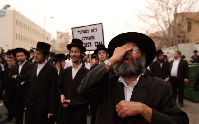 Des juifs ultra-orthodoxes manifestent contre la conscription universelle dans les rues de Jérusalem le 2 mars 2014 (Crédit : Yaakov Naumi/FLASH90) Des juifs ultra-orthodoxes manifestent contre la conscription universelle dans les rues de Jérusalem le 2 mars 2014 (Crédit : Yaakov Naumi/FLASH90)
