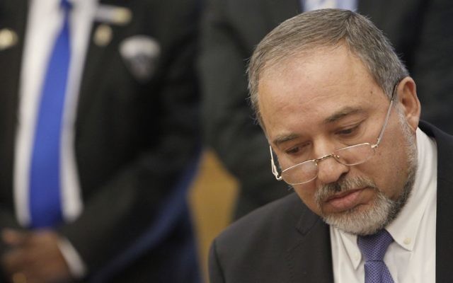 Le ministre des Affaires étrangères, Avigdor Liberman lors d'une conférence de presse à la Knesset, le 25 mars 2014 (Crédit : Miriam Alster/FLASH90)