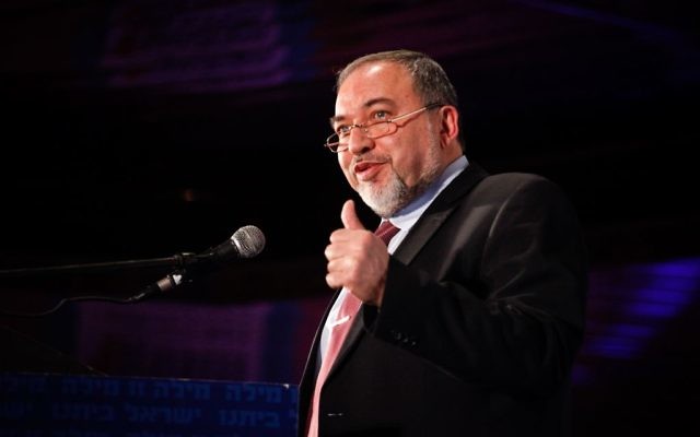 Le chef du parti Yisrael Beytenu, Avigdor Liberman, lors d'une cérémonie pour Pessah de son parti, à Jérusalem, le 2 avril 2014 (Crédit : Flash90)