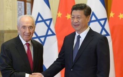 Le président israélien Shimon Peres et son homologue chinois Xi Jinping à Pékin, le 8 avril 2014 (Crédit : Amos Ben Gershom/GPO/Flash 90)