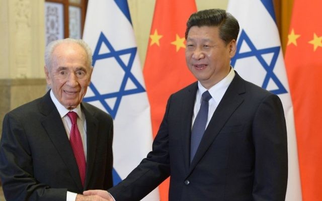 Le président israélien Shimon Peres et son homologue chinois Xi Jinping à Pékin, le 8 avril 2014 (Crédit : Amos Ben Gershom/GPO/Flash 90) Le président israélien Shimon Peres et son homologue chinois Xi Jinping à Pékin, le 8 avril 2014 (Crédit : Amos Ben Gershom/GPO/Flash 90)