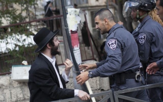 Affrontements entre des hommes ultra-orthodoxes et des policiers à Jérusalem, le 10 avril 2014, suite à l'arrestation d'un haredi qui refusait la conscription militaire (Crédit: Yonatan Sindel/Flash90) Affrontements entre des hommes ultra-orthodoxes et des policiers à Jérusalem, le 10 avril 2014, suite à l'arrestation d'un haredi qui refusait la conscription militaire (Crédit: Yonatan Sindel/Flash90)