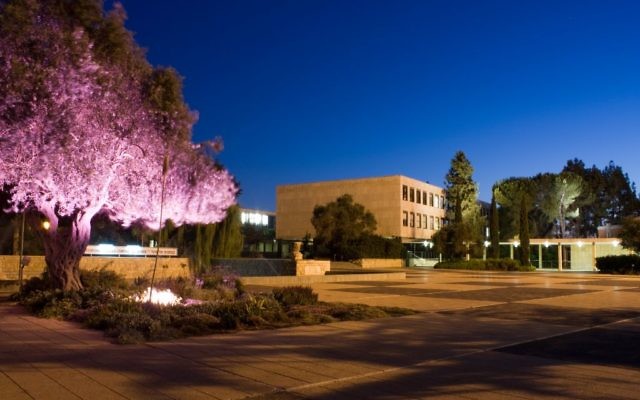 Le campus de Givat Ram de l'université hébraïque de Jérusalem, de nuit (Crédit : CC BY Adiel lo/Wikimedia Commons)