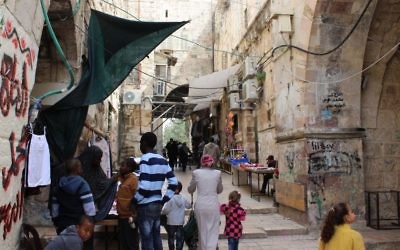 Le quartier africain de la Vieille Ville, avec la porte Bab al-Nazer‎du, la porte du Conseil, qui permet l'accès au mont du Temple. (Crédit : Ilan Ben Zion/Times of Israël)