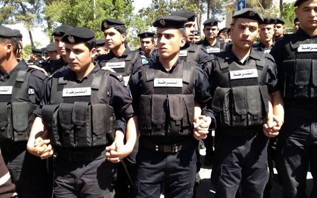 Illustration de policiers palestiniens à Ramallah (Crédit : Elhanan Miller/Times of Israel)
