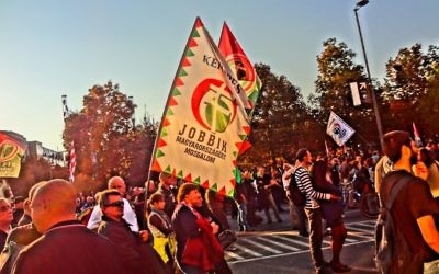 Une manifestation du parti hongrois d'extrême-droite Jobbik à Budapest, le 23 octobre 2012 (Crédit : CC BY Orlovic/Wikimedia Commons)