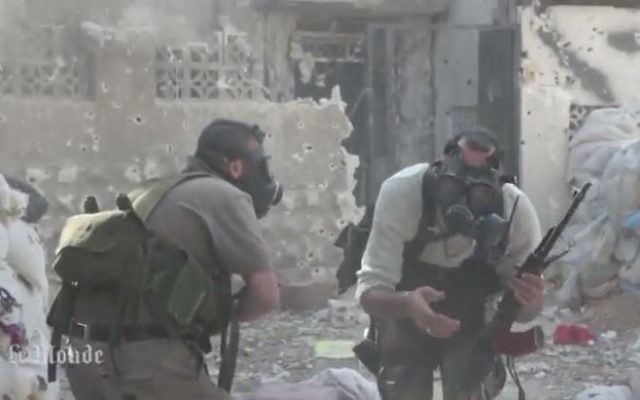 Des rebelles syriens portent des masques à gaz contre une attaque chimique, 2013 (Crédit : capture d'écran Youtube/MrMrAsi)
