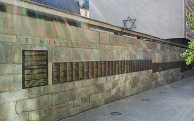 Le mur des Justes, allée des Justes à Paris, avec les noms des Justes parmi les nations français. (Crédit : Marcvjnicolas/Wikimedia commons/CC BY-SA 3.0)