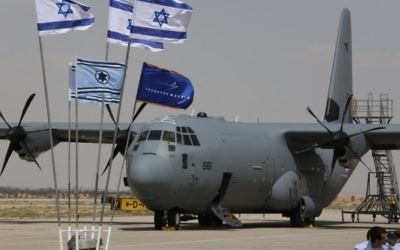 Le premier d'une flotte de trois appareils C-130J est arrivé à la base aérienne de Nevatim dans le sud d'Israël mardi 8 avril (Crédit : autorisation de Diego Mitelberg)