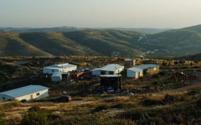 Le soleil se couche sur sur l'avant-poste de Yitzhar (Crédit : Mandy Hechtman/Flash 90) Le soleil se couche sur sur l'avant-poste de Yitzhar (Crédit : Mandy Hechtman/Flash 90)