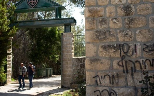 Les graffitis découverts mardi matin : "Marie est une vache", "L'Amérique (est) l'Allemagne nazie", "le prix à payer" ont été inscrits en hébreu (Crédit : AFP/Menahem Kahana) Les graffitis découverts mardi matin : "Marie est une vache", "L'Amérique (est) l'Allemagne nazie", "le prix à payer" ont été inscrits en hébreu (Crédit : AFP/Menahem Kahana)