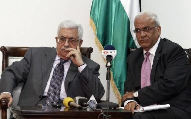 Le président de l'Autorité palestinienne, Mahmoud Abbas, et le négociateur en chef palestinien Saeb Erekat. (Crédit : Uri Lenzi/Flash90) Le président de l'Autorité palestinienne, Mahmoud Abbas, et le négociateur en chef palestinien Saeb Erekat. (Crédit : Uri Lenzi/Flash90)