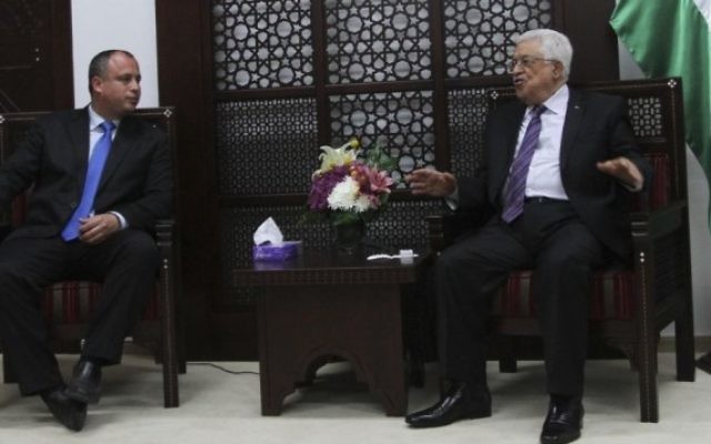 Mahmoud Abbas à Ramallah (à droite) et le député israélien Hilik Bar (Crédit : Issam Rinawi/Flash 90)