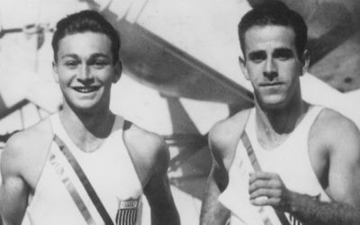 Marty Glickman (gauche) et Sam Stoller en route pour les Jeux olympiques de 1936 (Crédit : autorisation de Nancy Glickman via JTA)