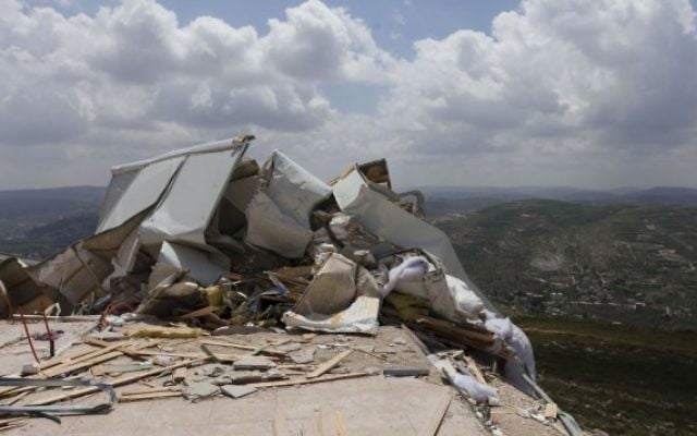 Des structures illégales démolies par les forces de sécurité dans l'implantation d'Yitzhar, en Cisjordanie, en avril 2014. (Crédit Flash 90) Des structures illégales démolies par les forces de sécurité dans l'implantation d'Yitzhar, en Cisjordanie, en avril 2014. (Crédit Flash 90)