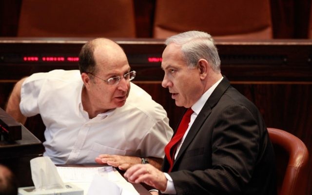 Moshe Yaalon et Benjamin Netanyahu à la Knesset, le 24 novembre 2015. (Crédit : Uri Lenz/Flash 90) Moshe Yaalon et Benjamin Netanyahu à la Knesset, le 24 novembre 2015. (Crédit : Uri Lenz/Flash 90)