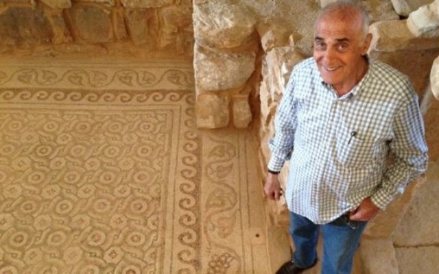 Munib al-Masri à son domicile, où a été découvert un temple byzantin (Crédit : Ehanan Miller/Times of Israel)