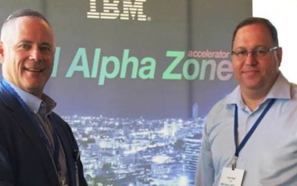 Nathan Low (à gauche) et Dror Pearl à l'inauguration de IBM Alpha Zone (Crédit : autorisation) Nathan Low (à gauche) et Dror Pearl à l'inauguration de IBM Alpha Zone (Crédit : autorisation)
