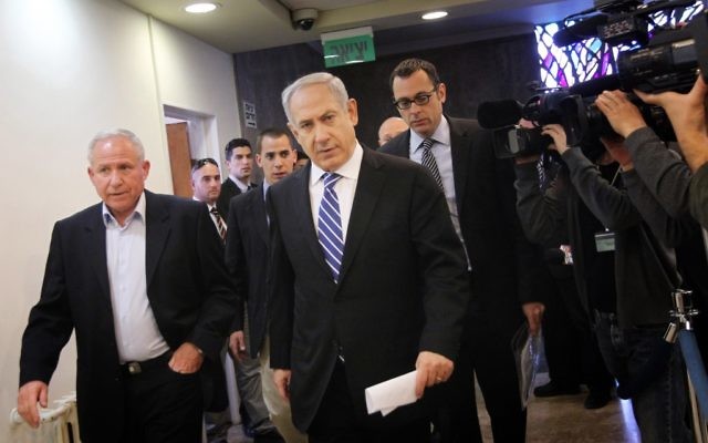 Netanyahu arrivant à un conseil des ministres avec Avi Dichter (Crédit : Miriam Alster/Flash 90)