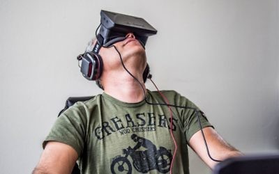 Sergey Orlovskiy teste la première version du Rift d'Oculus (Crédit : CC BY Sergey Galyonkin/Flickr)
