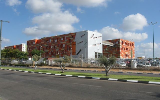 Le département d'études médiatiques du College of Management-Academic Studies à Rishon Lezion (Crédit : autorisation de Ori~/Wikimedia Commons)