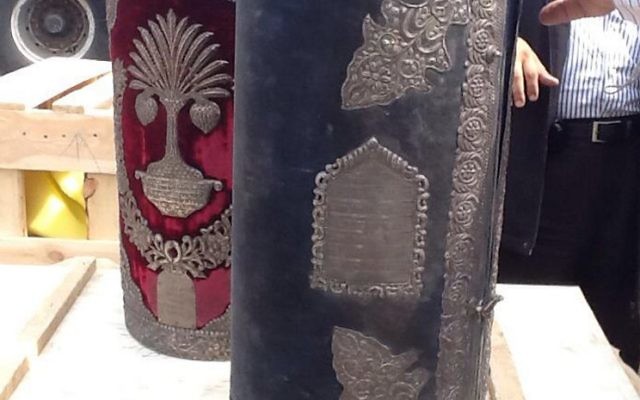 Rouleaux de Torah interceptés par l'Egypte (Crédit : ministère égyptien des Antiquités/AFP)