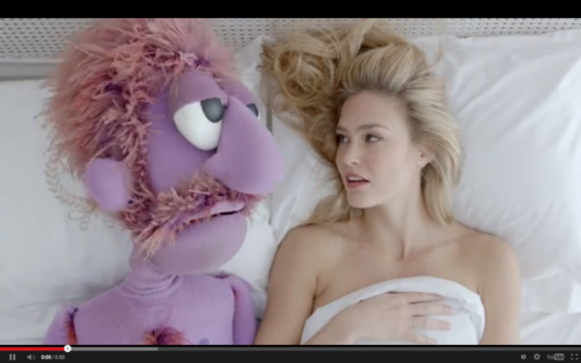 Bar Refaeli et son ami violet (Crédit : capture d'écran Youtube)