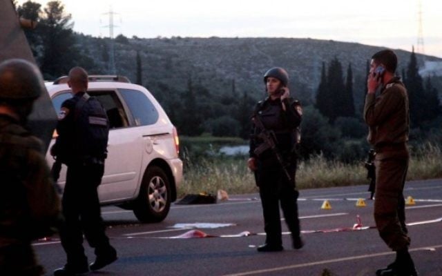 Scène du crime près de Hébron où est mort Baruch Mizrahi, le cadre du renseignement israélien (Crédit : Issam Rimawi/Flash 90)