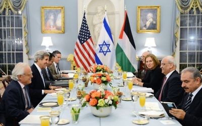 Le secrétaire d'État américain John Kerry organise un dîner pour la ministre israélienne de la Justice et négociatrice en chef Tzipi Livni et le négociateur en chef palestinien Saeb Erekat (Crédit : US State Department/domaine public)