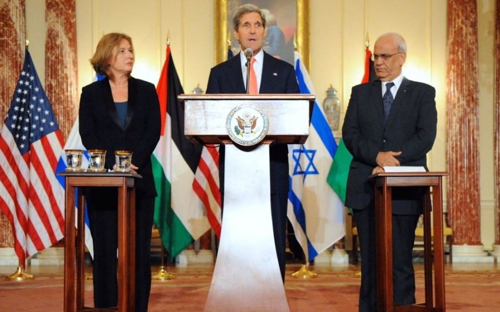 Le secrétaire d'État américain John Kerry, la ministre israélienne de la Justice et négociatrice en chef Tzipi Livni et le négociateur en chef palestinien, Saeb Erekat, le 30 juillet 2013 (Crédit département d'Etat des Etats-Unis/domaine public)