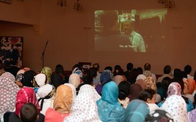 Des marocains à une projection d'un film du réalisateur franco-marocain Kamal Hachkar, sur les Juifs du Maroc "Tinghir Jerusalem les Echos du Mellah", à Tinghir - 21 avril 2014. (Crédit : FADEL SENNA/AFP)