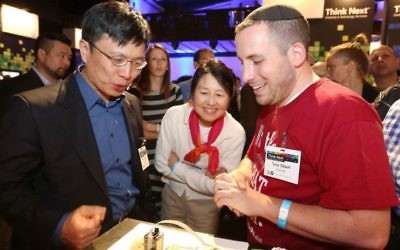 Tuvia Elbaum (droite) en train de discuter avec le Dr Harry Shum (Crédit : DR)