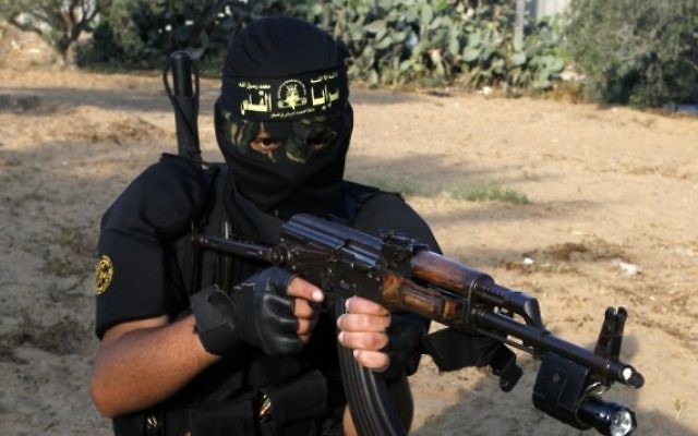 Un terroriste masqué du Jihad islamique (Crédit : Abed Rahim Khatib/Flash 90) Un terroriste masqué du Jihad islamique (Crédit : Abed Rahim Khatib/Flash 90)