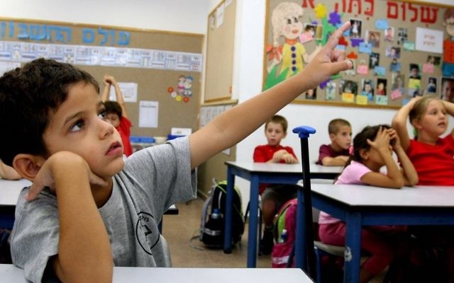 Photo illustrative d'une classe en Israël (Crédit : Edi Israel/Flash 90)