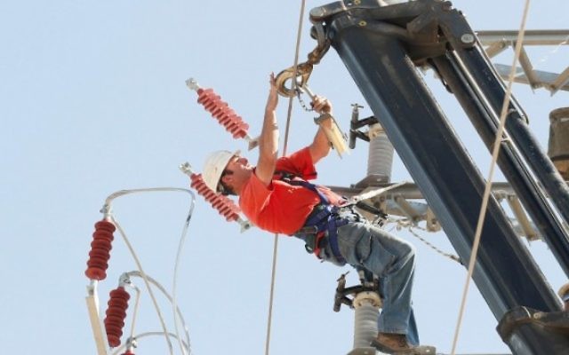 Un travailleur de la compagnie d'électricité israélienne (Crédit : Roni Schutzer/Flash 90) Un travailleur de la compagnie d'électricité israélienne (Crédit : Roni Schutzer/Flash 90)