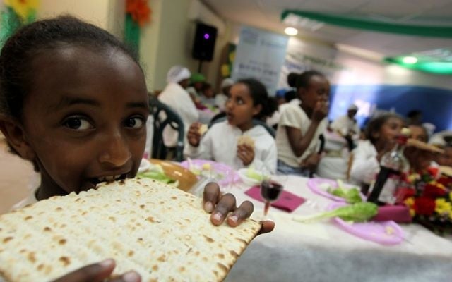 Une petite fille éthiopienne à un seder de Pessah (Crédit : Kobi Gideon/Flash 90) Une petite fille éthiopienne à un seder de Pessah (Crédit : Kobi Gideon/Flash 90)