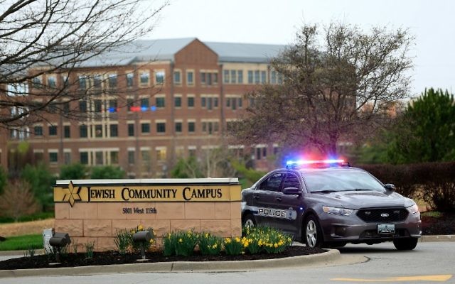 Une voiture de police devant le centre communautaire juif d'Overland park (Crédit : Jamie Squire/Getty Images/AFP)