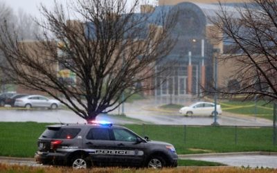 Une voiture de police stationnant devant le centre communautaire juif de Overland park (Crédit : Jamie Squire/Getty Images via JTA Photos)